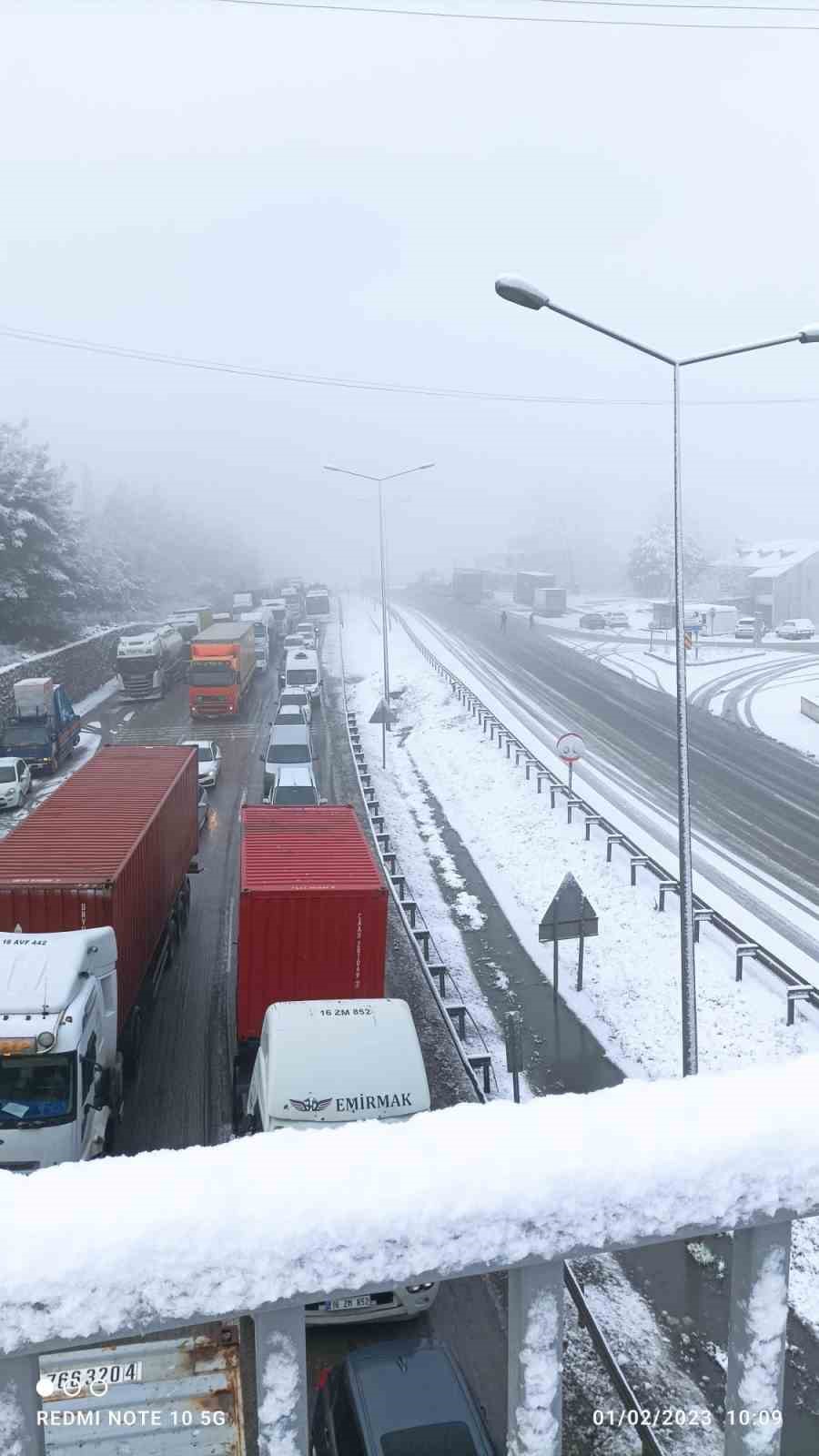 Karda kayan araçlar İstanbul yolunu trafiğe kapattı