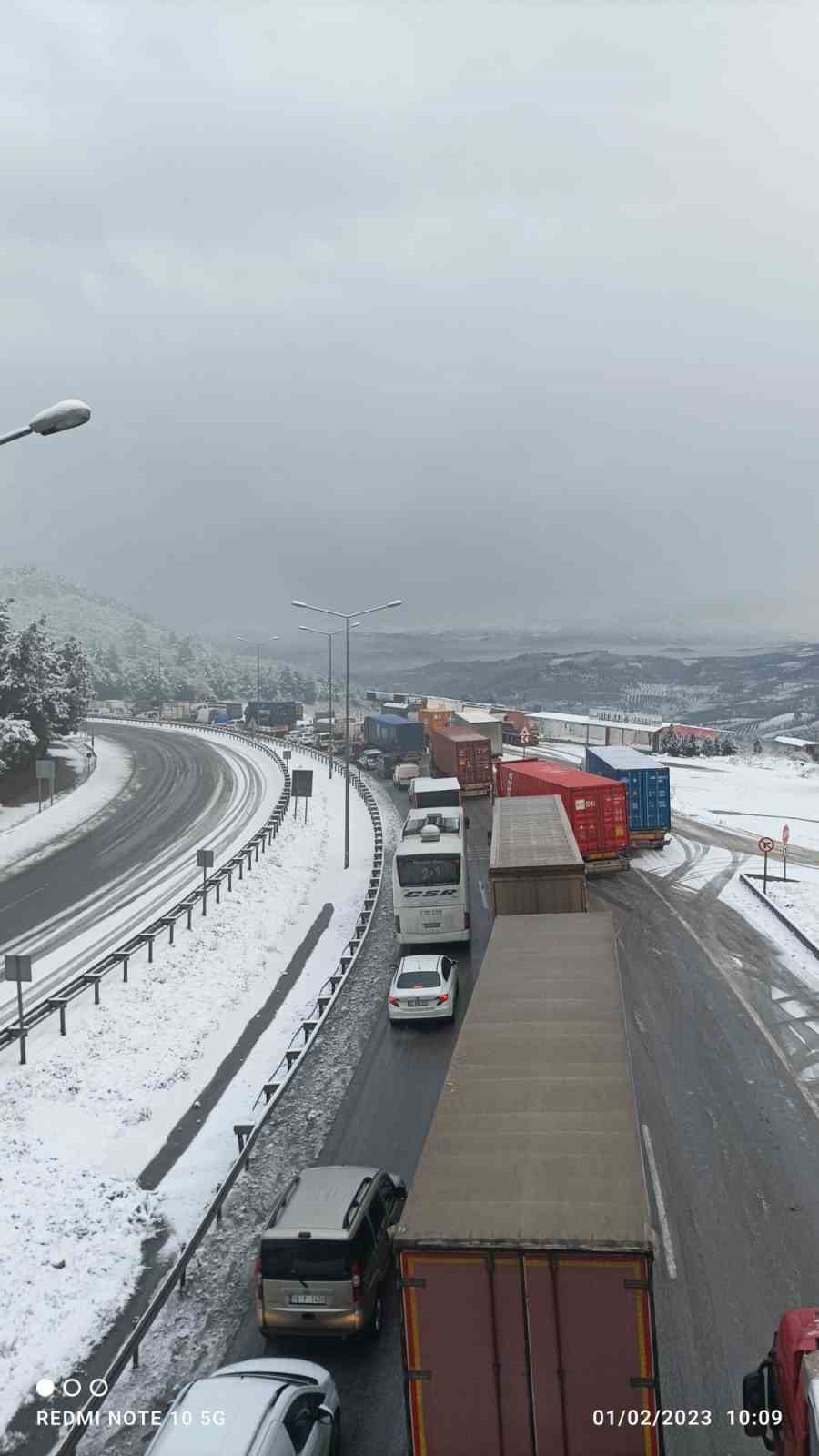 Karda kayan araçlar İstanbul yolunu trafiğe kapattı