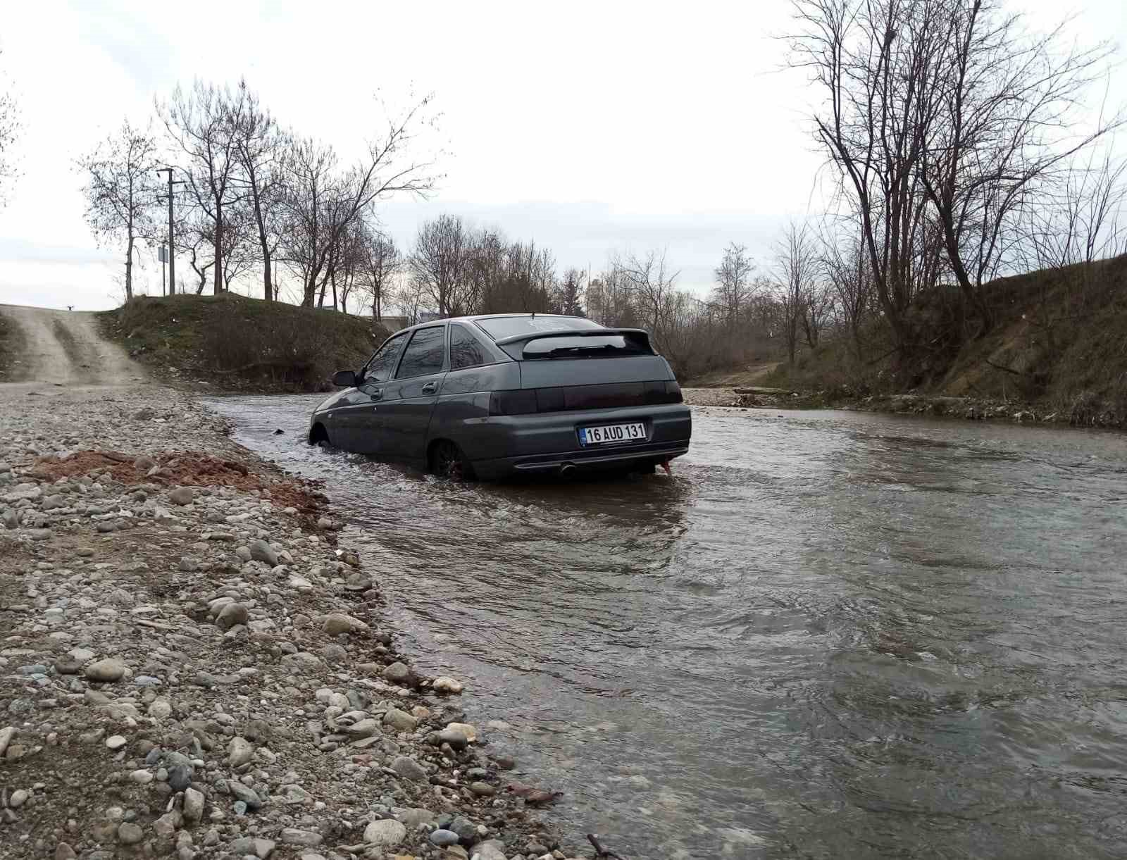 Otomobil dereye uçtu