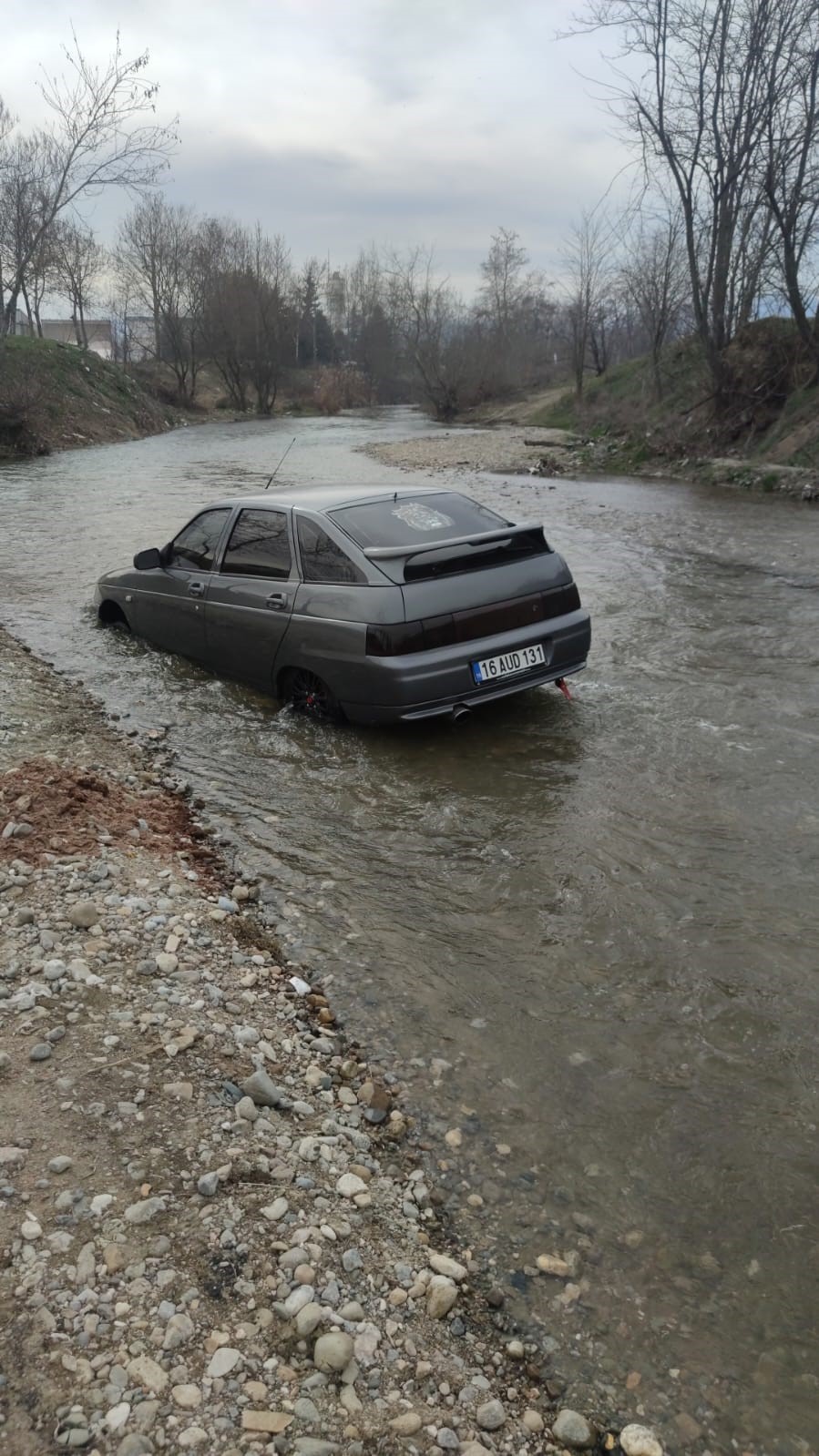 Otomobil dereye uçtu