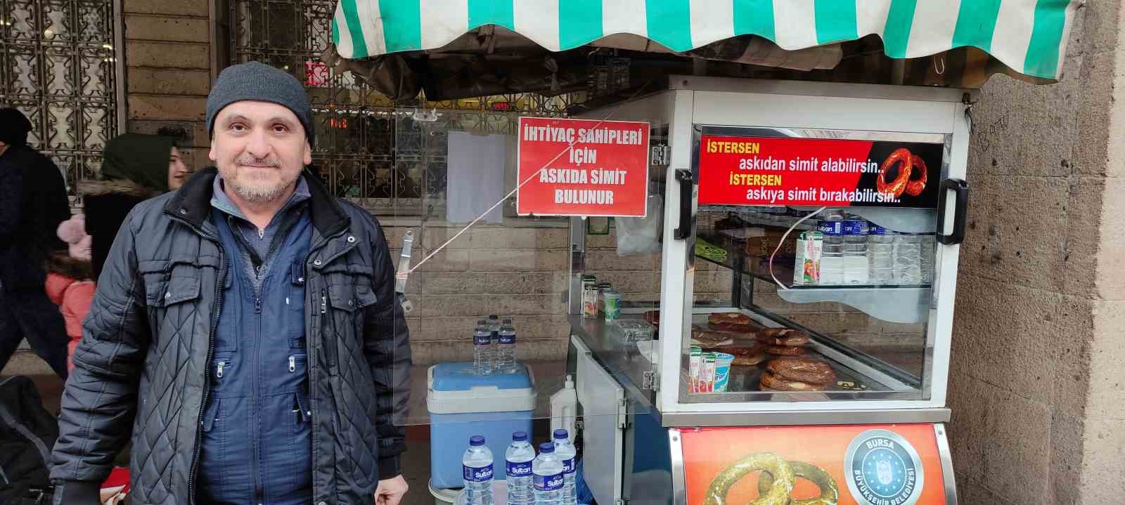 İnsanlara yardımcı olmak için seyyar satıcılık yapıyor