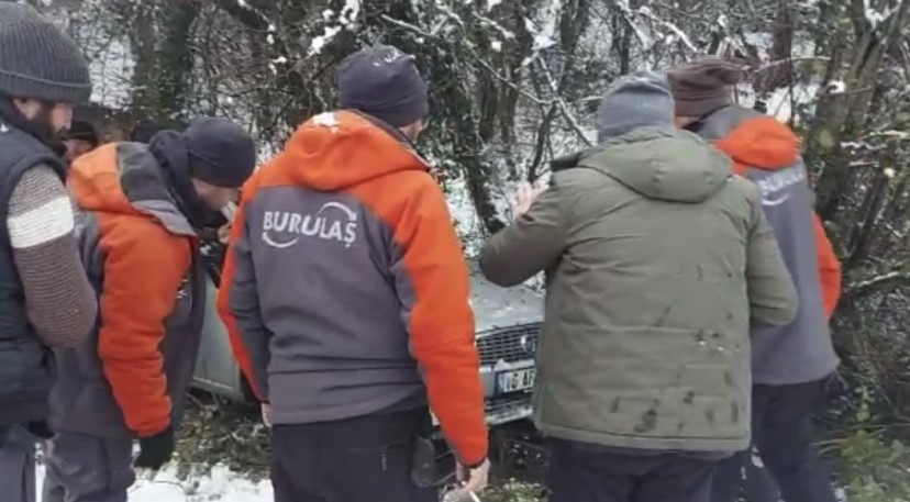 Bursa’da şarampole uçan otomobilin yardımına otopark görevlileri yetişti