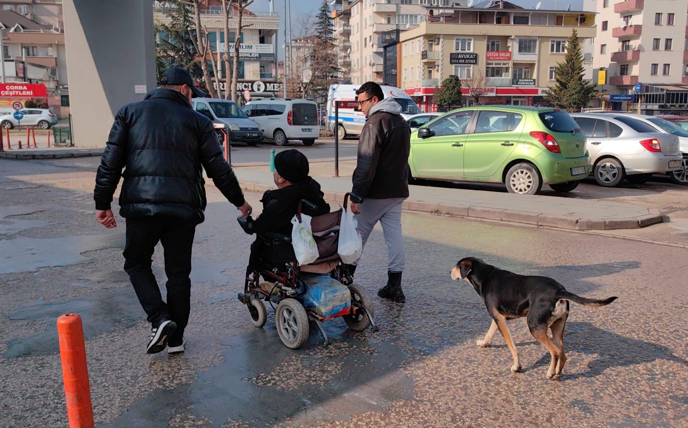 Yok böyle dostluk...Tedavi gören engelli sahibini saatlerce kapıda bekliyor