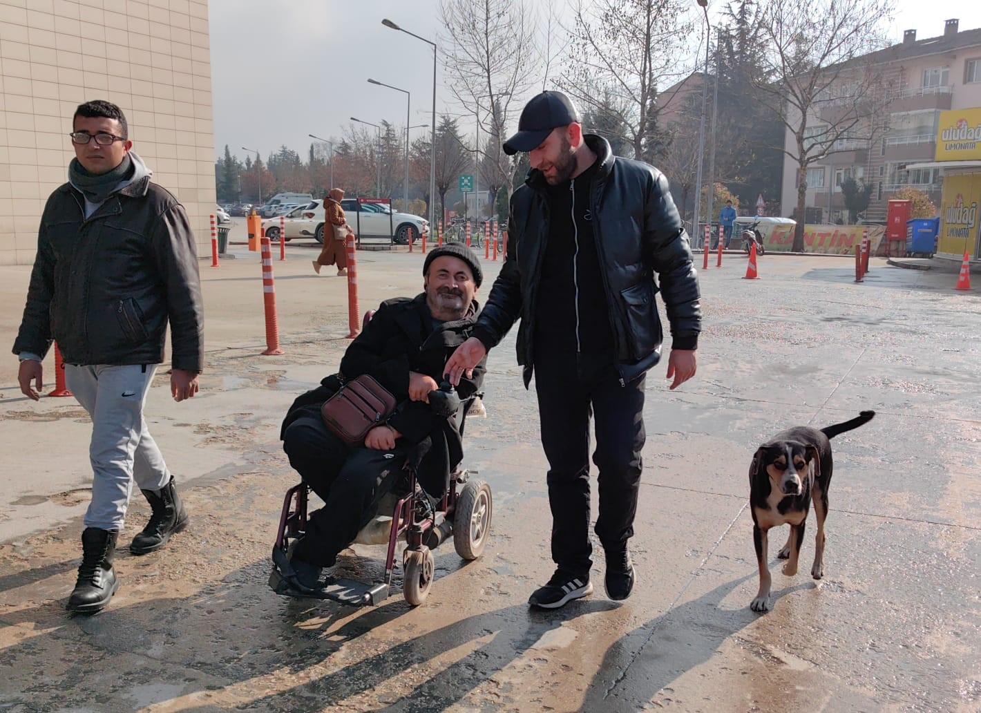 Yok böyle dostluk...Tedavi gören engelli sahibini saatlerce kapıda bekliyor