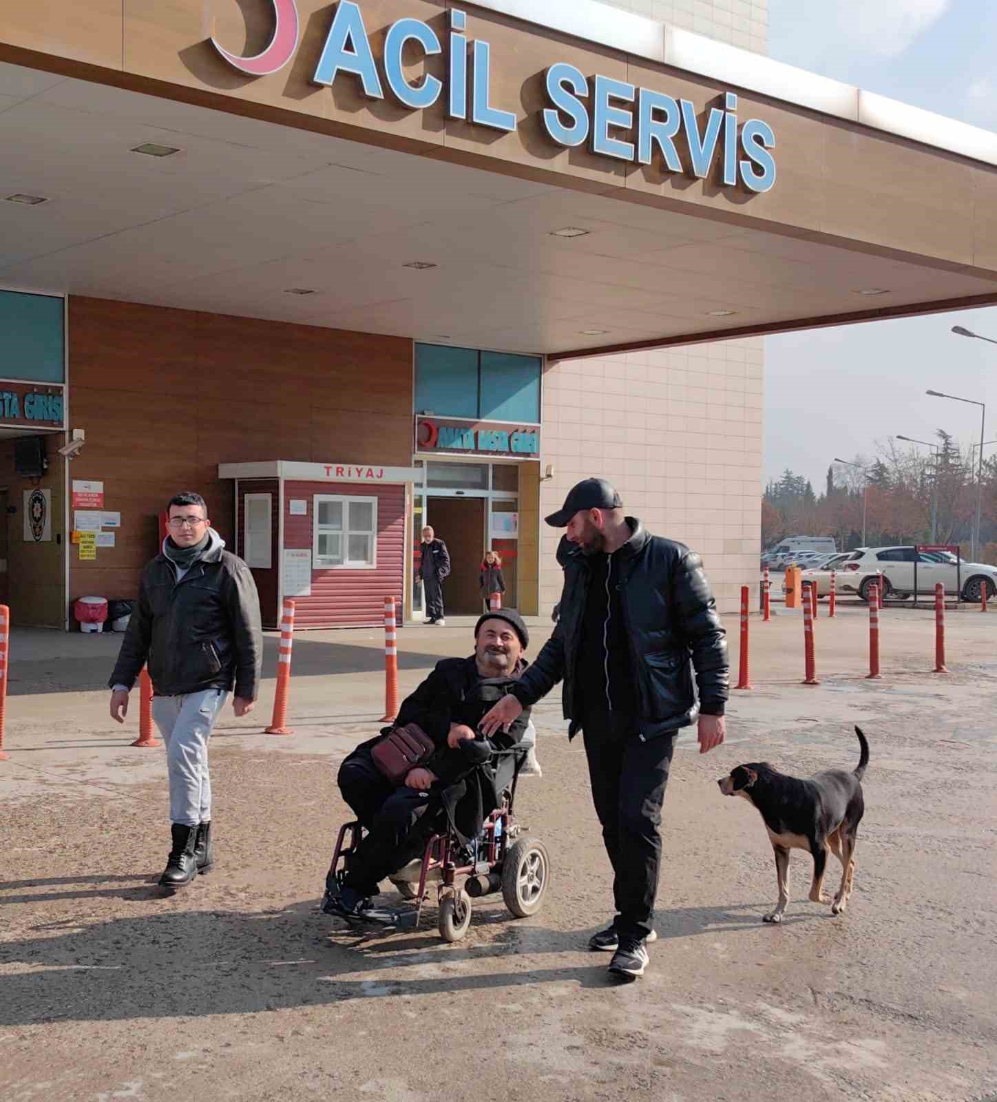 Yok böyle dostluk...Tedavi gören engelli sahibini saatlerce kapıda bekliyor