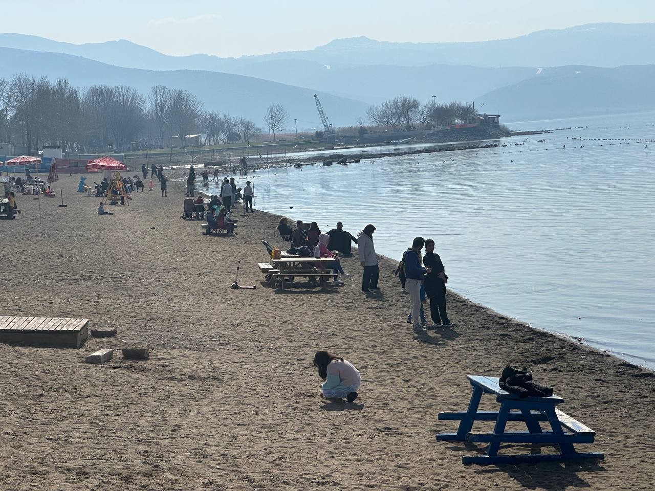 Kış soğuğuna aldırmadan İznik Gölü’ne girdiler