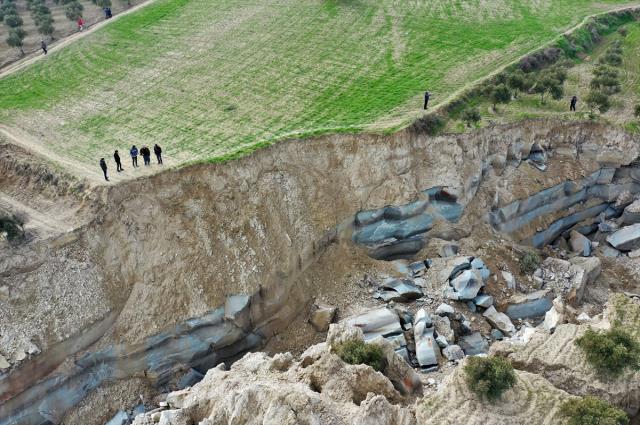 Devasa deprem yarığı oluşan zeytinliği sahibi bile tanıyamadı! Bilim adamları incelemeye geliyor