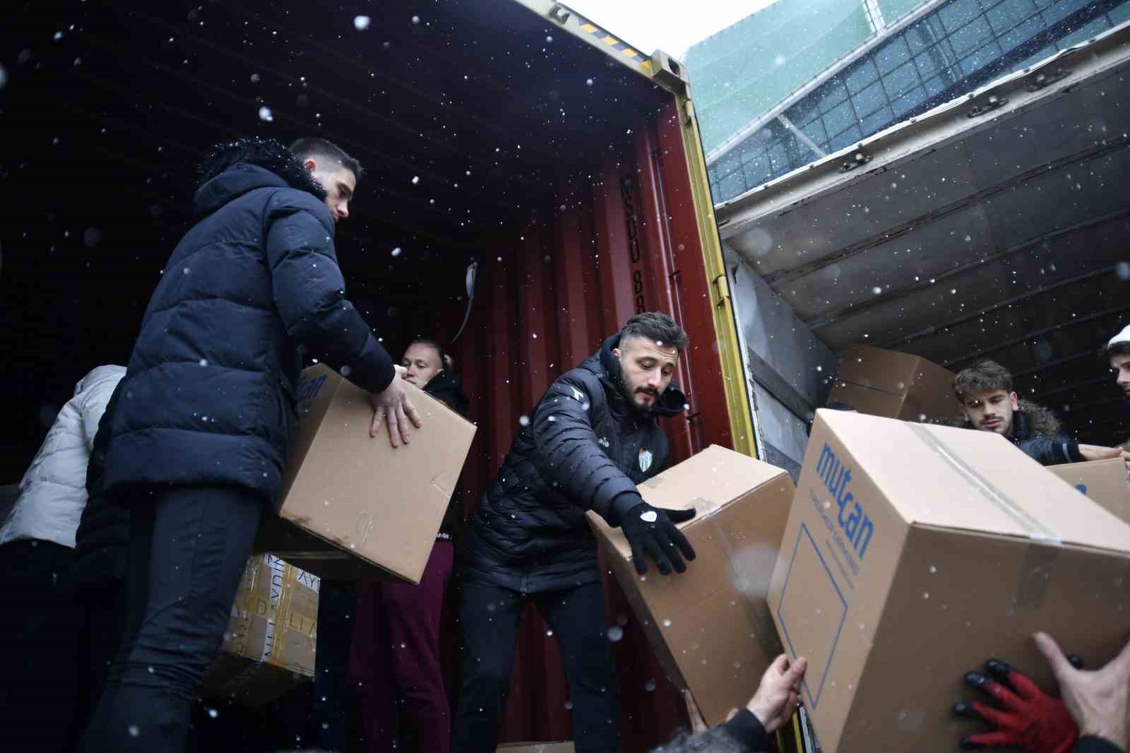 Bursasporlu futbolcular depremzedelere yardım topladı