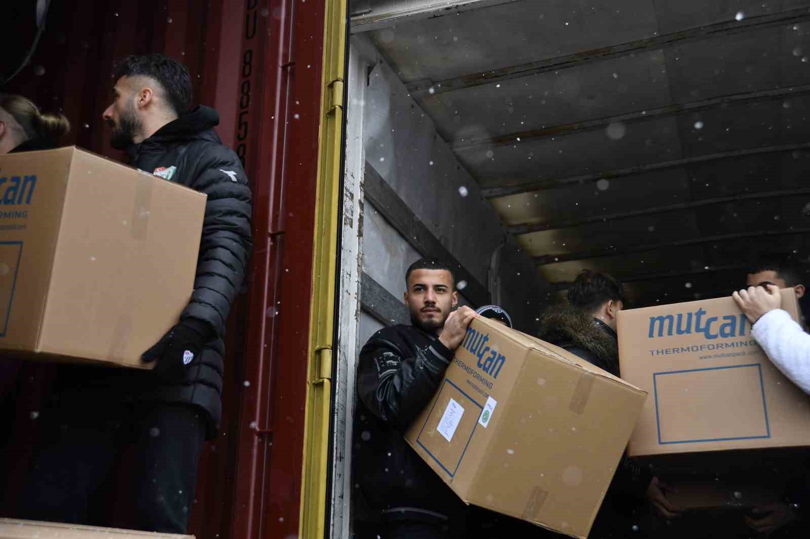 Bursasporlu futbolcular depremzedelere yardım topladı