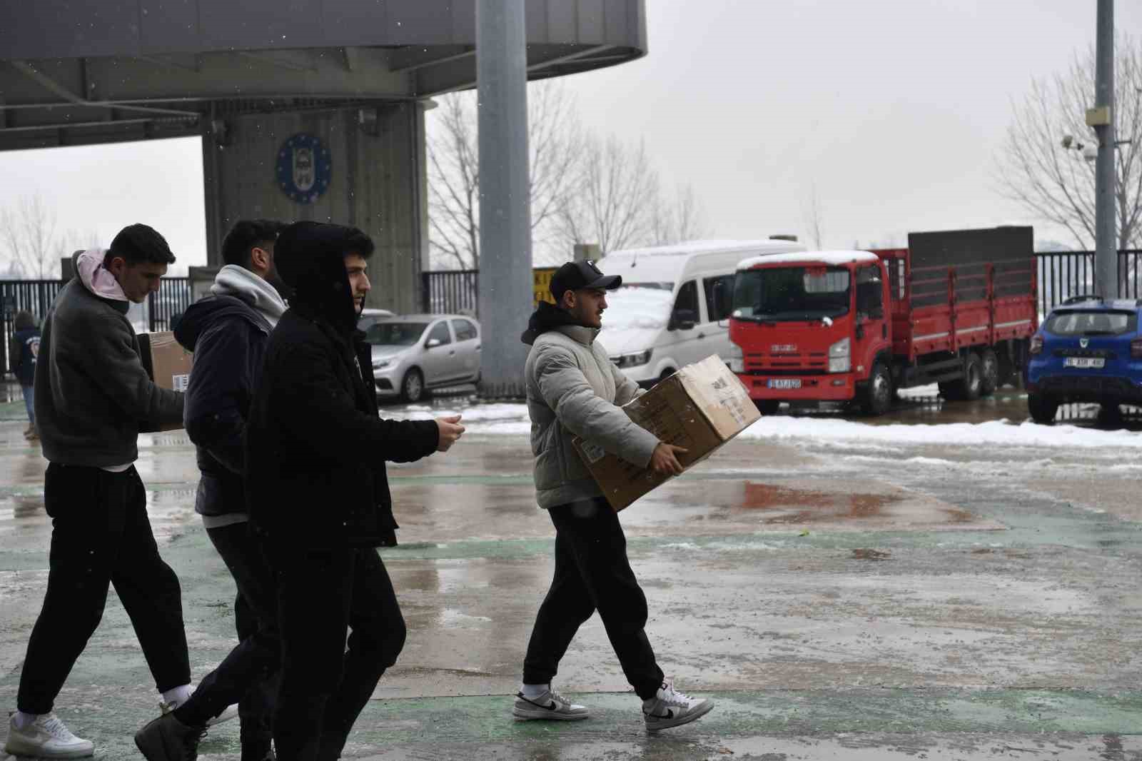 Bursasporlu futbolcular depremzedelere yardım topladı