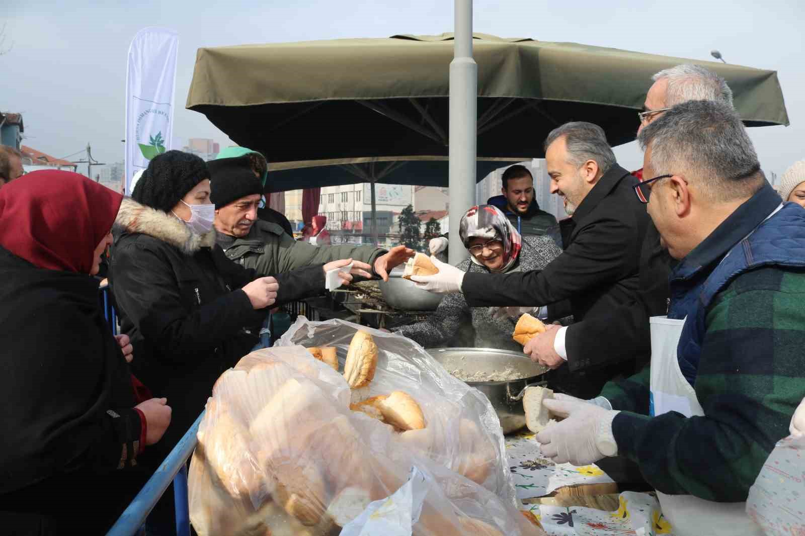 Bursa’da 5 bin kişiye hamsi ekmek ücretsiz dağıtıldı