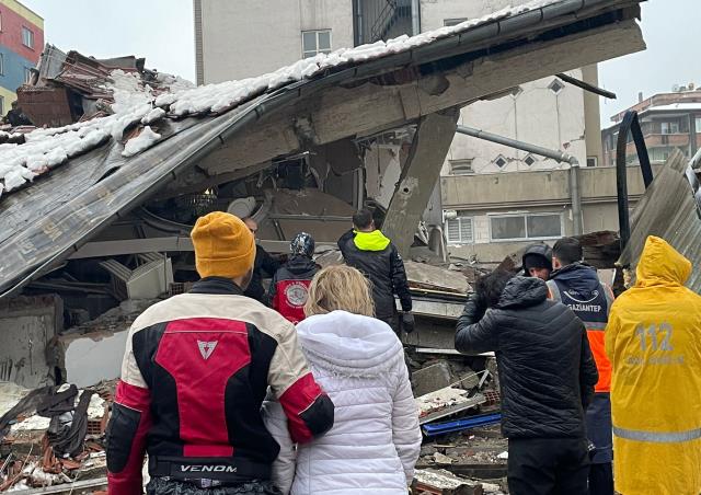 Türkiye güne acı uyandı! İşte 7,4 şiddetindeki depremin vurduğu 10 ilimizden yürek yakan kareler