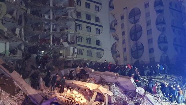 Türkiye güne acı uyandı! İşte 7,4 şiddetindeki depremin vurduğu 10 ilimizden yürek yakan kareler