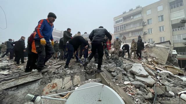 Türkiye güne acı uyandı! İşte 7,4 şiddetindeki depremin vurduğu 10 ilimizden yürek yakan kareler