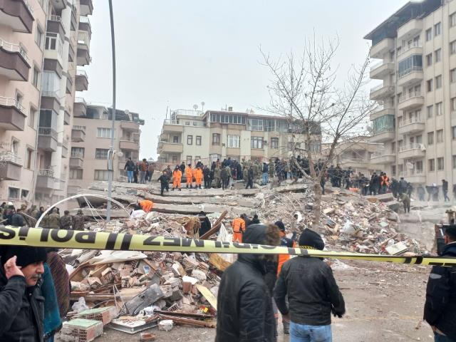 Türkiye güne acı uyandı! İşte 7,4 şiddetindeki depremin vurduğu 10 ilimizden yürek yakan kareler