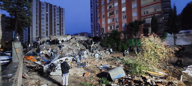 Türkiye güne acı uyandı! İşte 7,4 şiddetindeki depremin vurduğu 10 ilimizden yürek yakan kareler