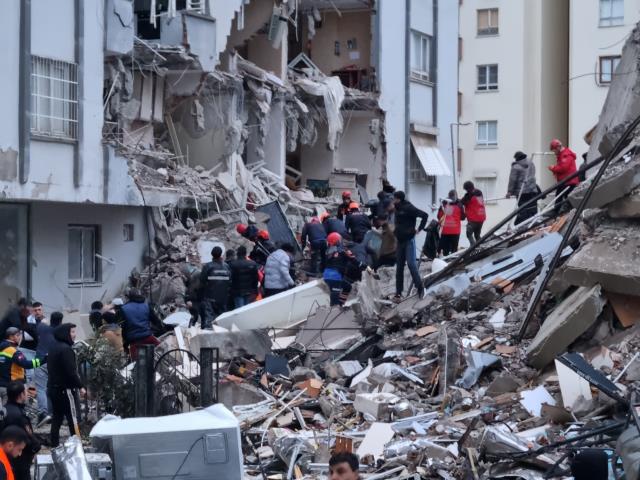 Türkiye güne acı uyandı! İşte 7,4 şiddetindeki depremin vurduğu 10 ilimizden yürek yakan kareler