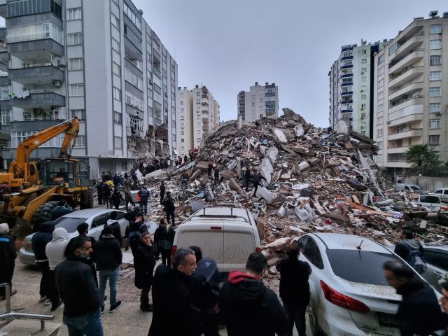 Türkiye güne acı uyandı! İşte 7,4 şiddetindeki depremin vurduğu 10 ilimizden yürek yakan kareler