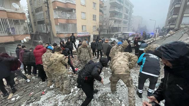 Türkiye güne acı uyandı! İşte 7,4 şiddetindeki depremin vurduğu 10 ilimizden yürek yakan kareler