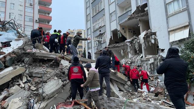 Türkiye güne acı uyandı! İşte 7,4 şiddetindeki depremin vurduğu 10 ilimizden yürek yakan kareler