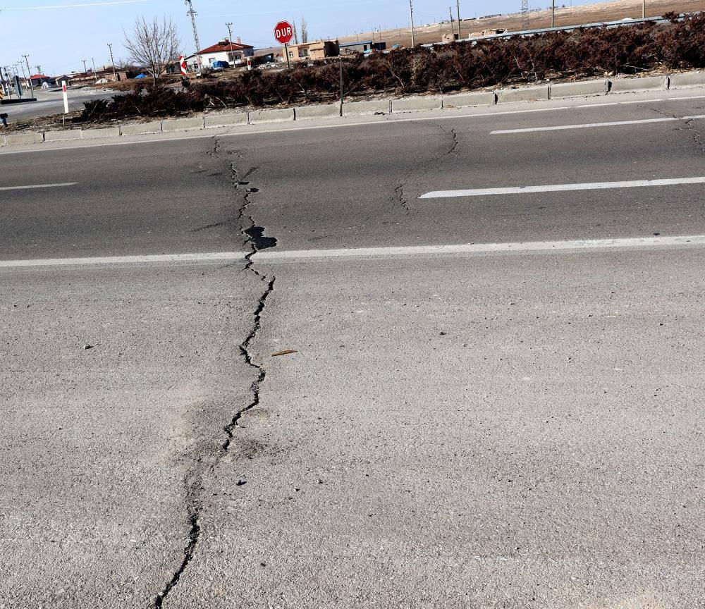 Depremde Aksaray’da yol ve araziler yarıldı