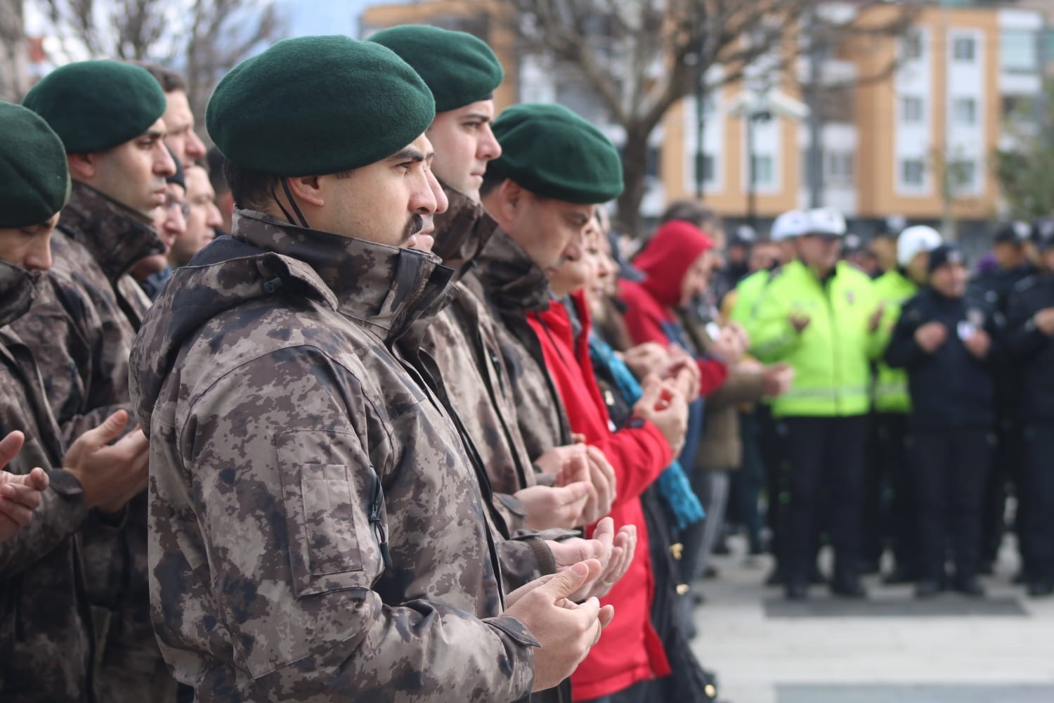 Depremde hayatını kaybeden polis memuru son yolculuğuna uğurlandı