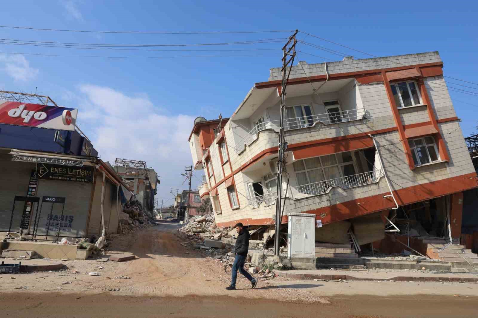 Enkaz yığınlarında nefes arayışı