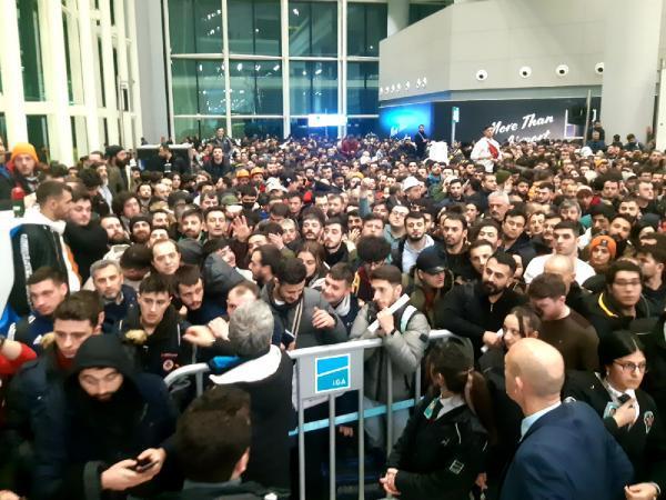 Deprem bölgesine gitmek isteyen binlerce gönüllü, İstanbul Havalimanı'na akın etti