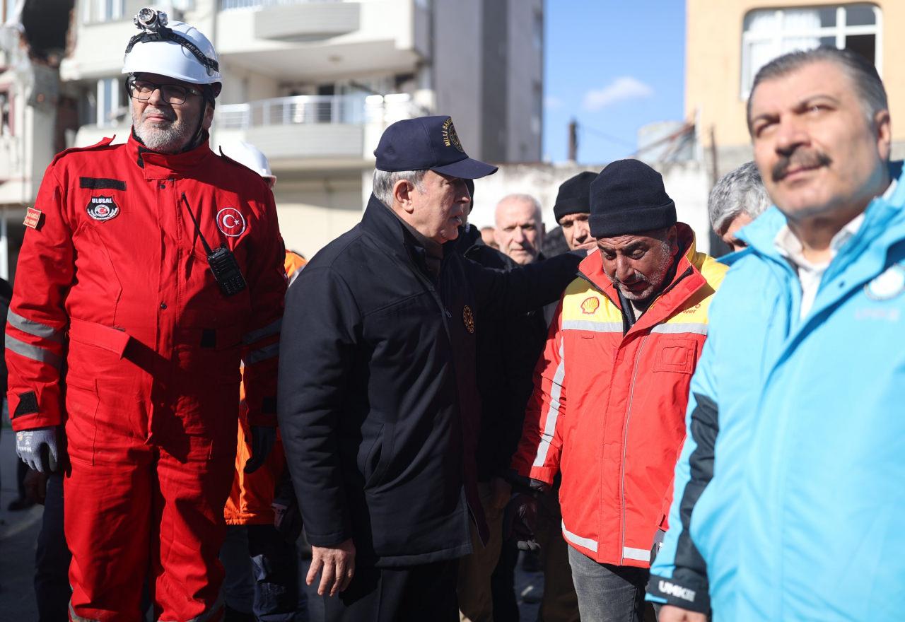 Bakanlar Akar ve Koca, Samandağ'da kurtarma çalışmalarını inceledi