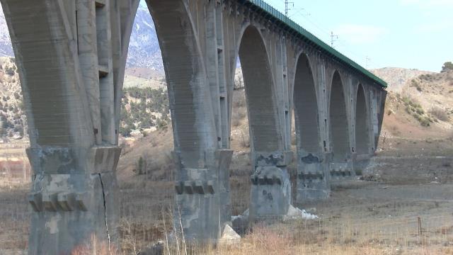 Adıyaman'da 94 yıllık Alman köprüsü, depremlerde ayakta kaldı