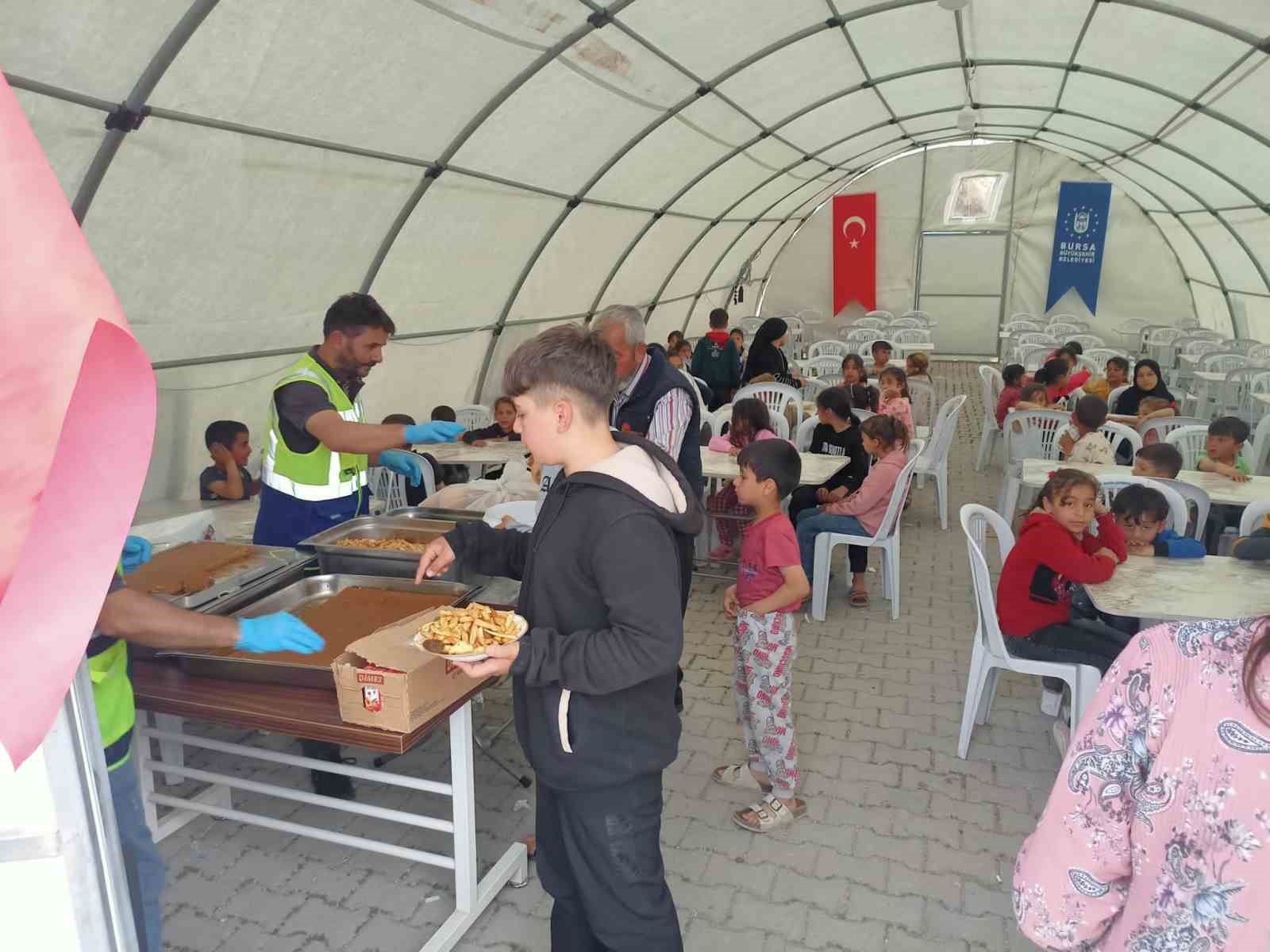 Küçük depremzedelere erken iftar