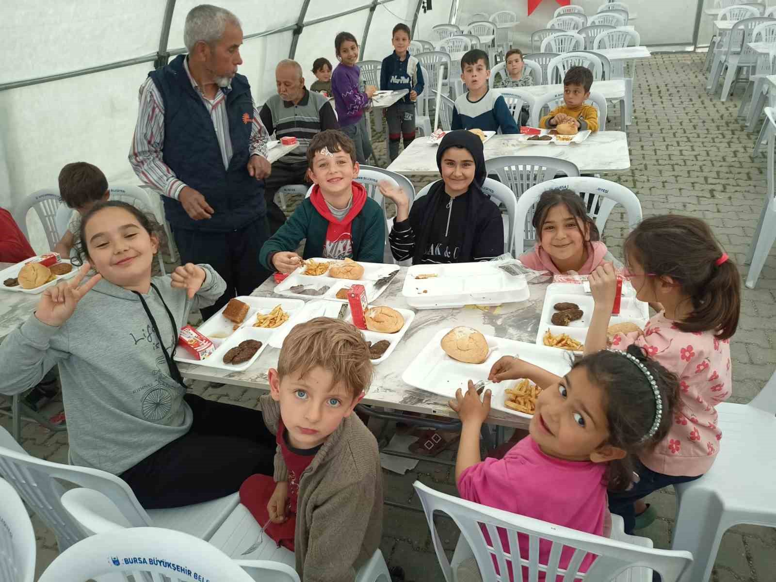 Küçük depremzedelere erken iftar