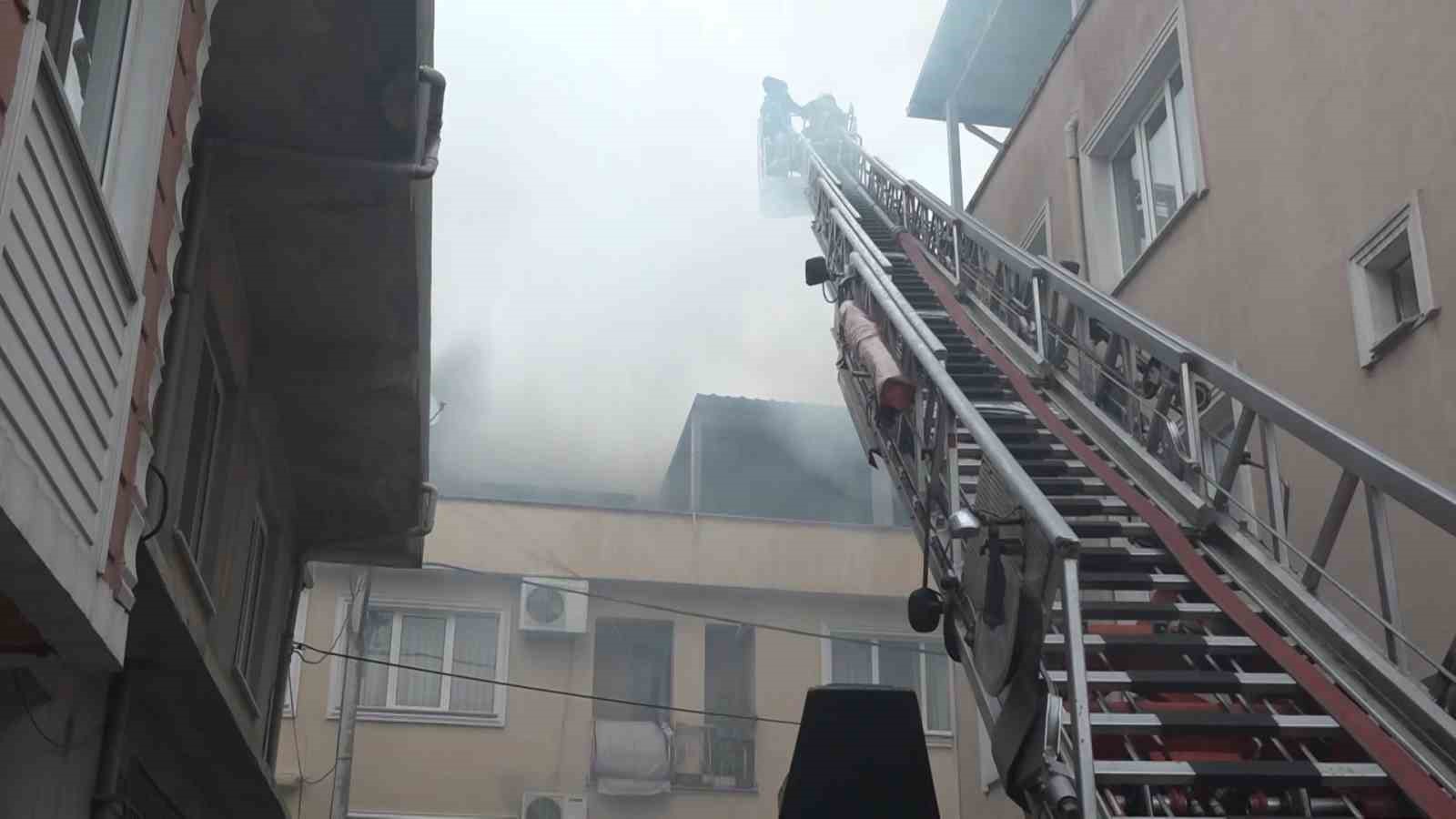 Bitişik nizam binanın çatısında çıkan yangın, mahalleliyi sokağa döktü