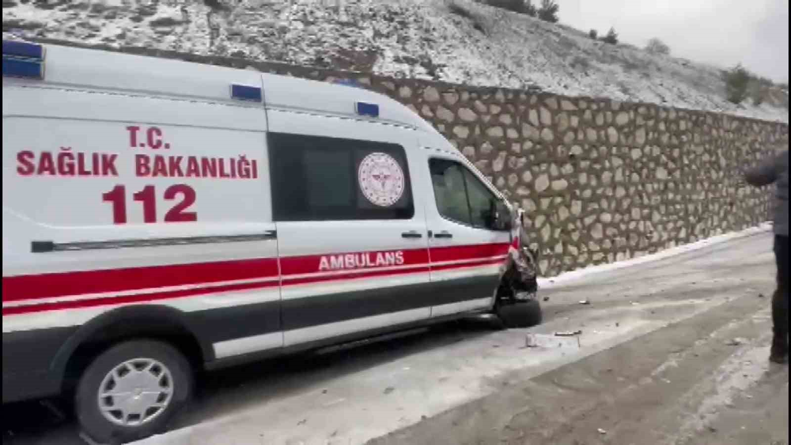 Freni boşalan tır, ambulans ve 3 araca çarptı