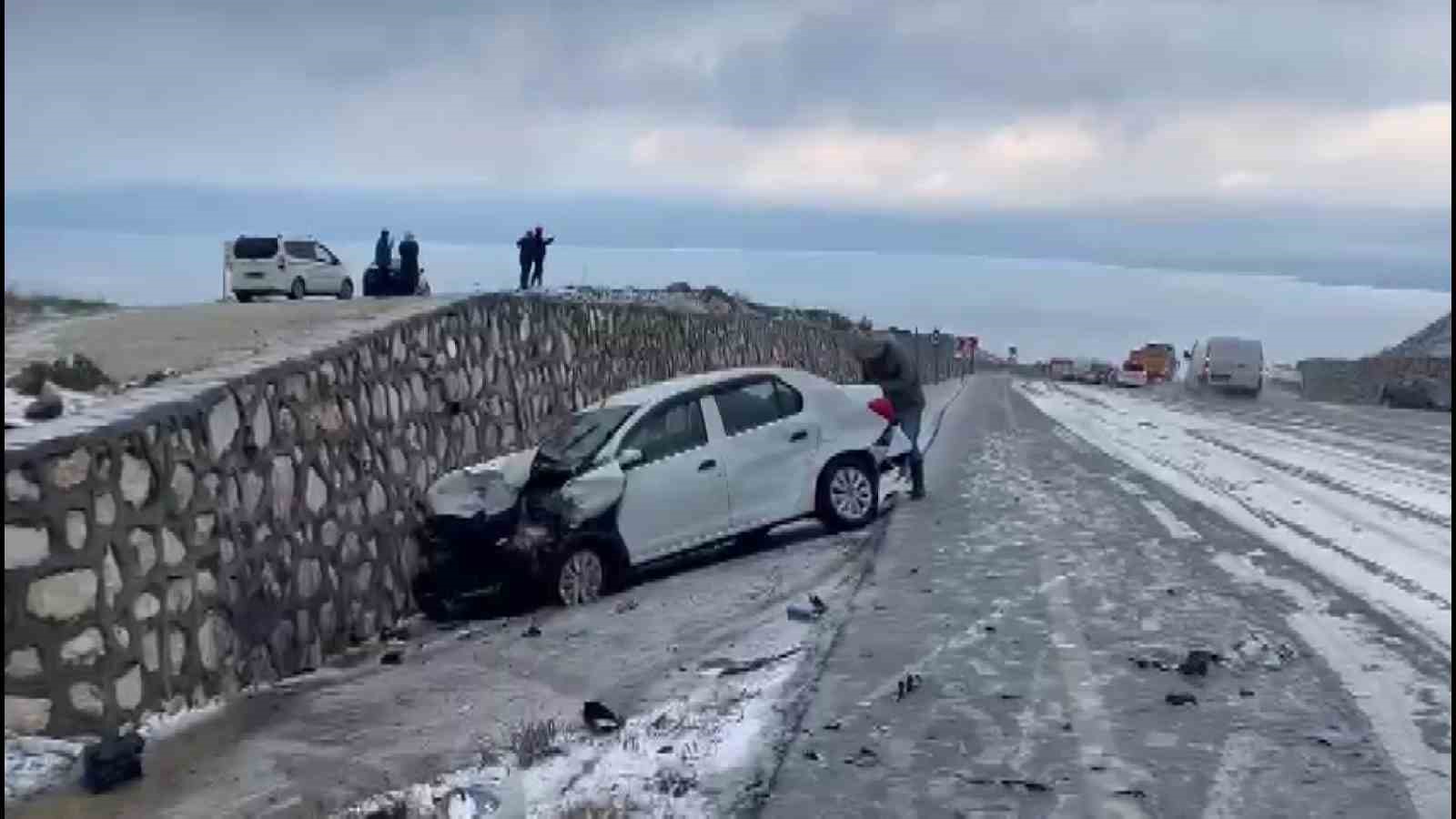 Freni boşalan tır, ambulans ve 3 araca çarptı