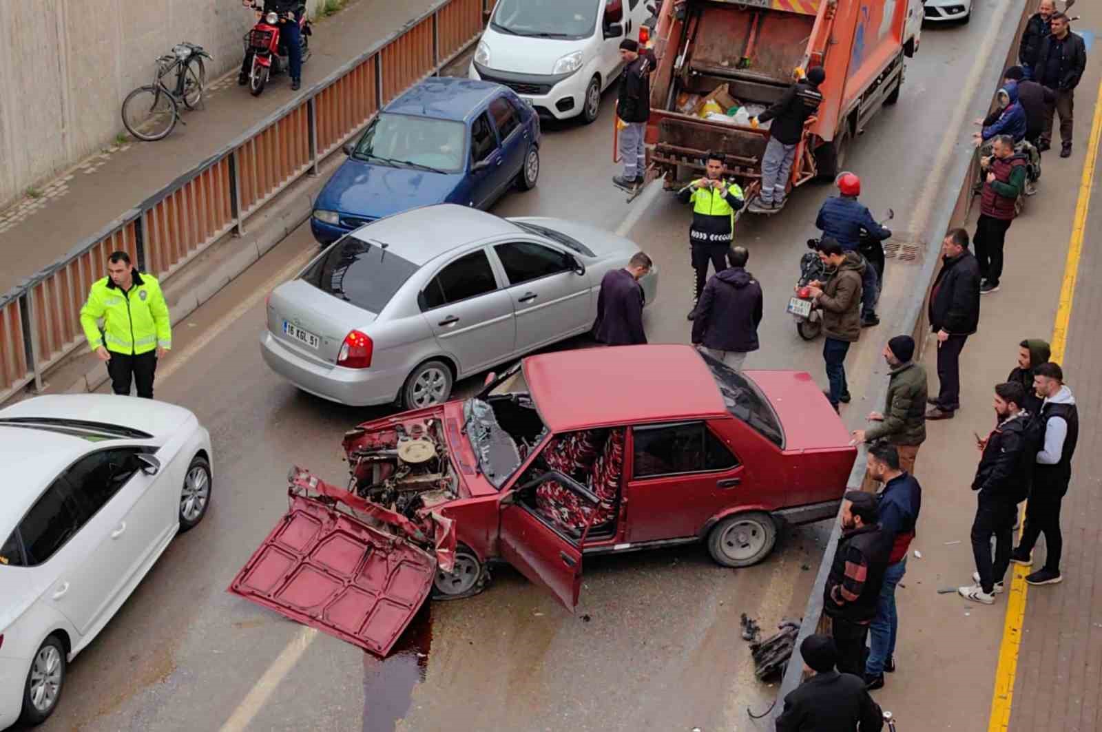 Otomobil alt geçide çarptı: 2 yaralı