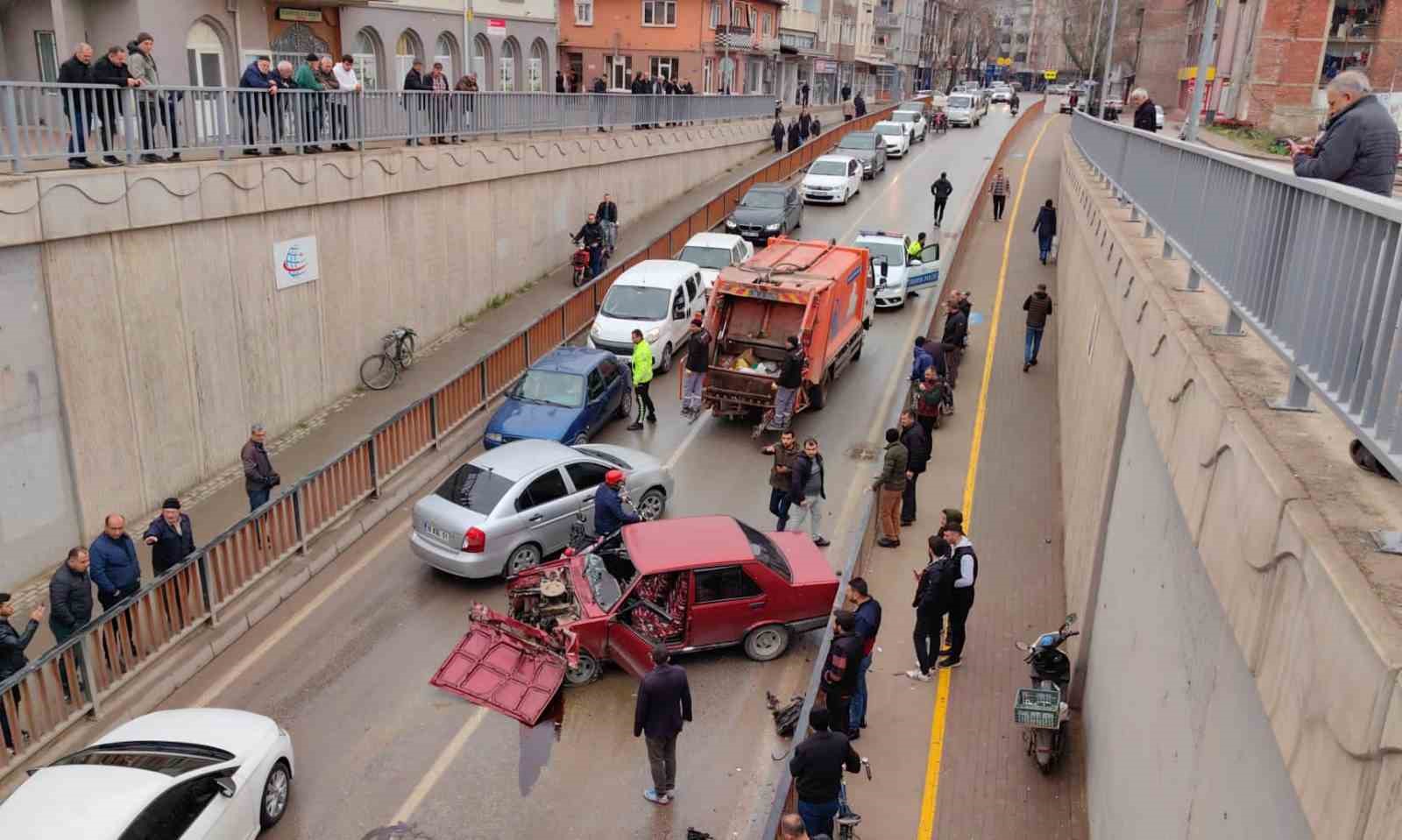 Otomobil alt geçide çarptı: 2 yaralı