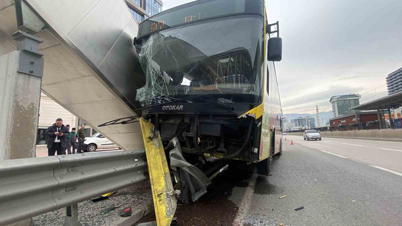 Belediye otobüsünün bariyerlere ok gibi saplandığı kaza kamerada