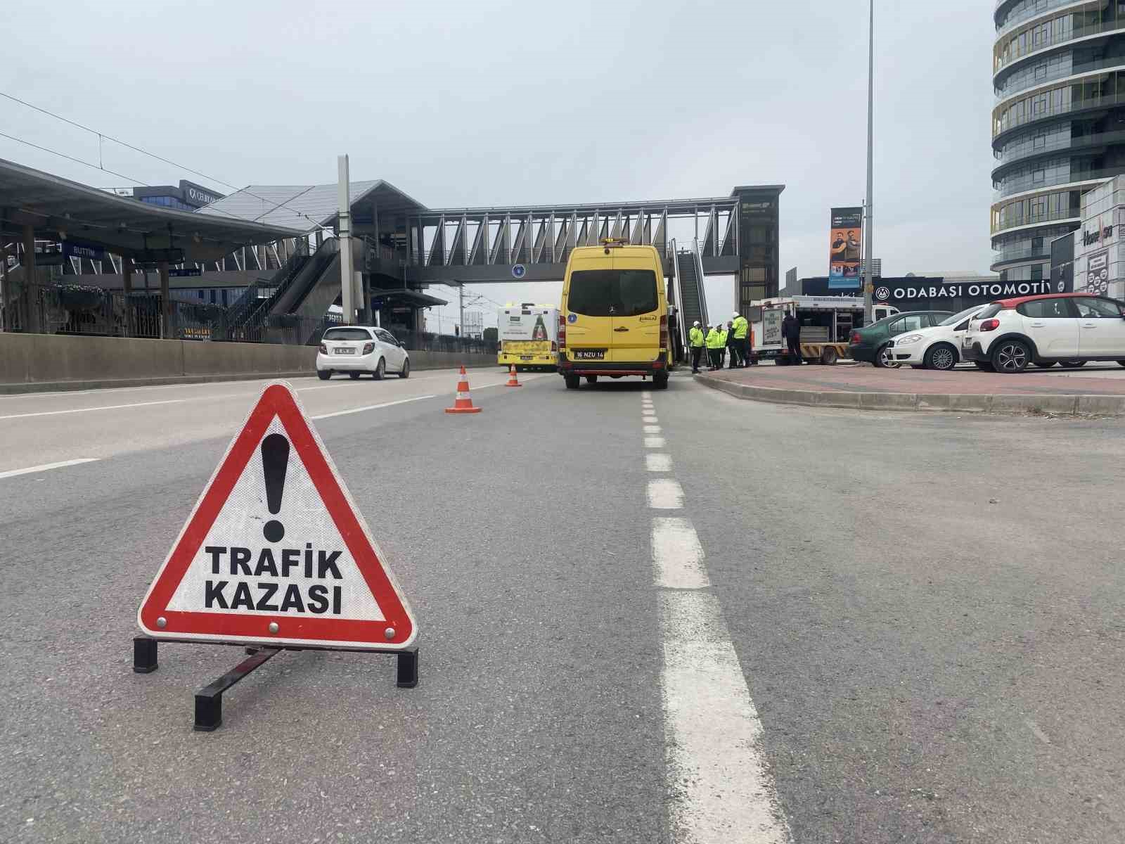 Belediye otobüsünün bariyerlere ok gibi saplandığı kaza kamerada