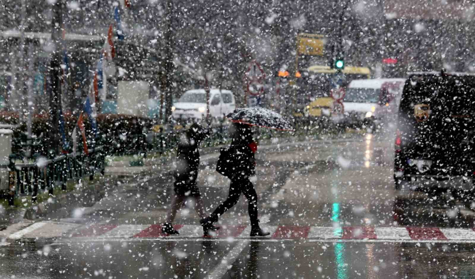 Bursa’da şehir merkezinde kar sevinci