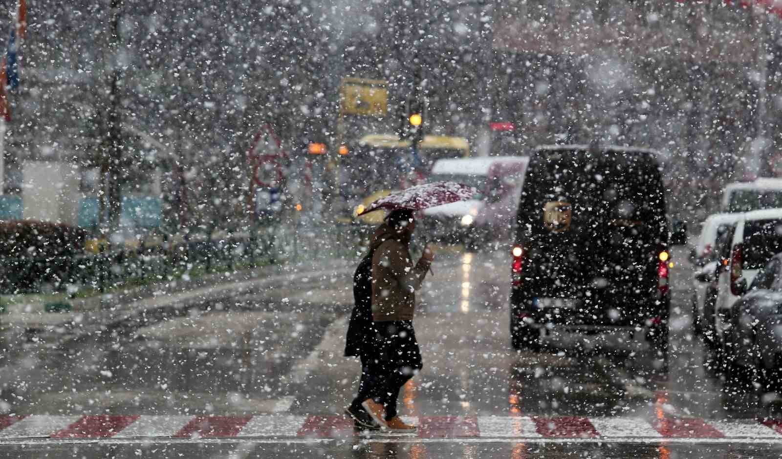 Bursa’da şehir merkezinde kar sevinci