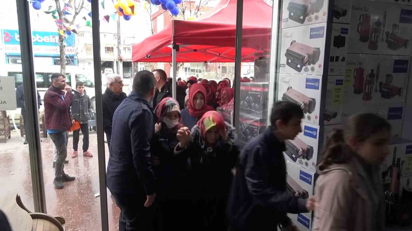 Bursa’da izdihamı önlemek için tek sıra yapan vatandaşlar uzun kuyruklar oluşturdu