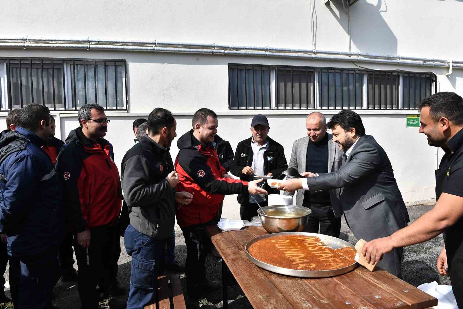 Depremzede vatandaştan künefeli teşekkür