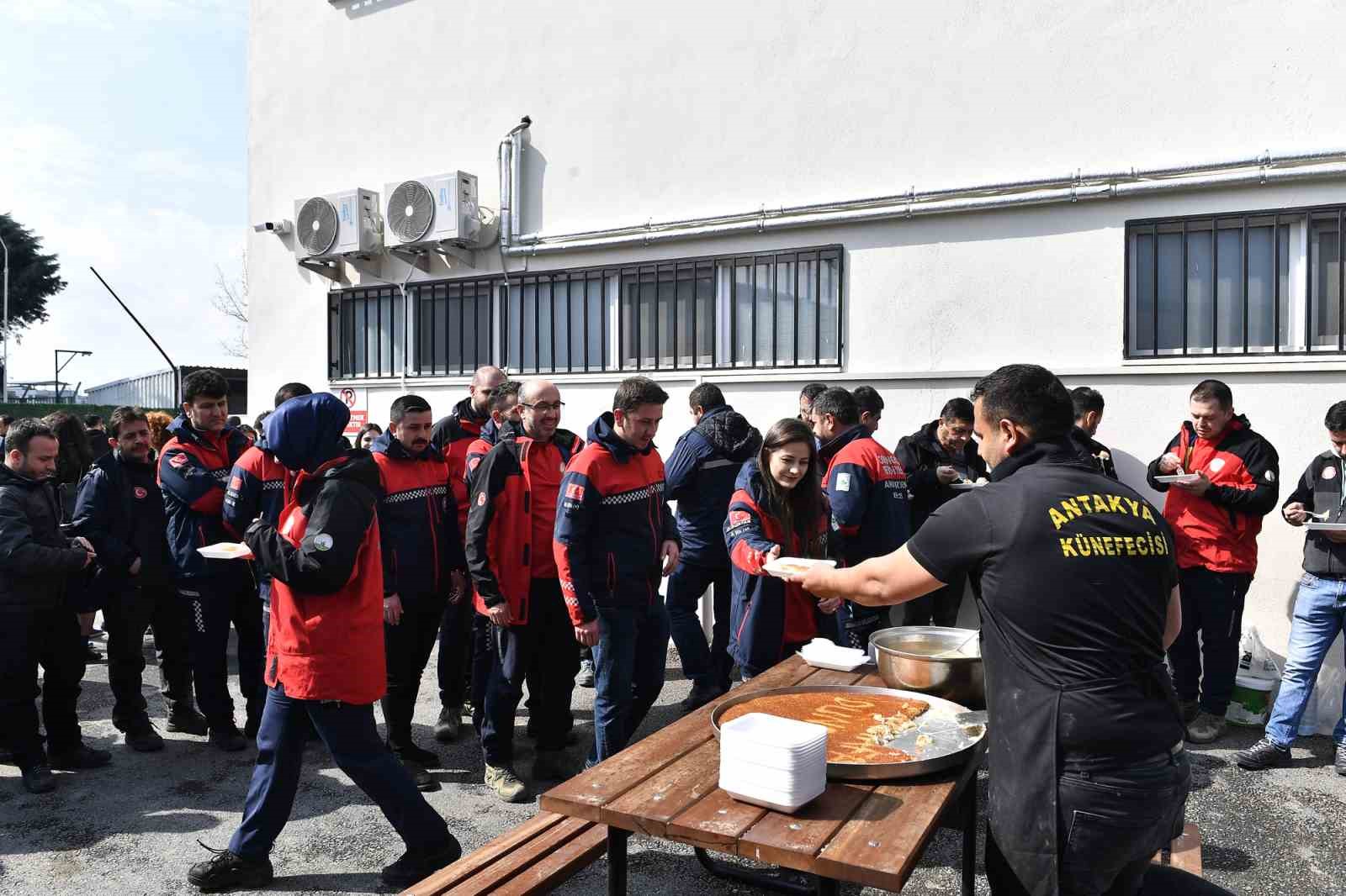 Depremzede vatandaştan künefeli teşekkür