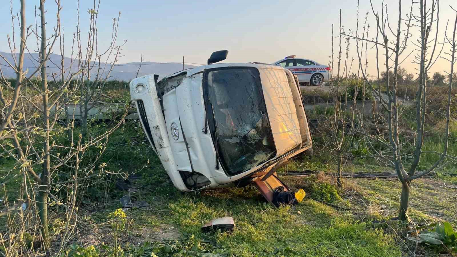 Bursa’da kontrolden çıkan kamyonet şarampole uçtu: 2 yaralı