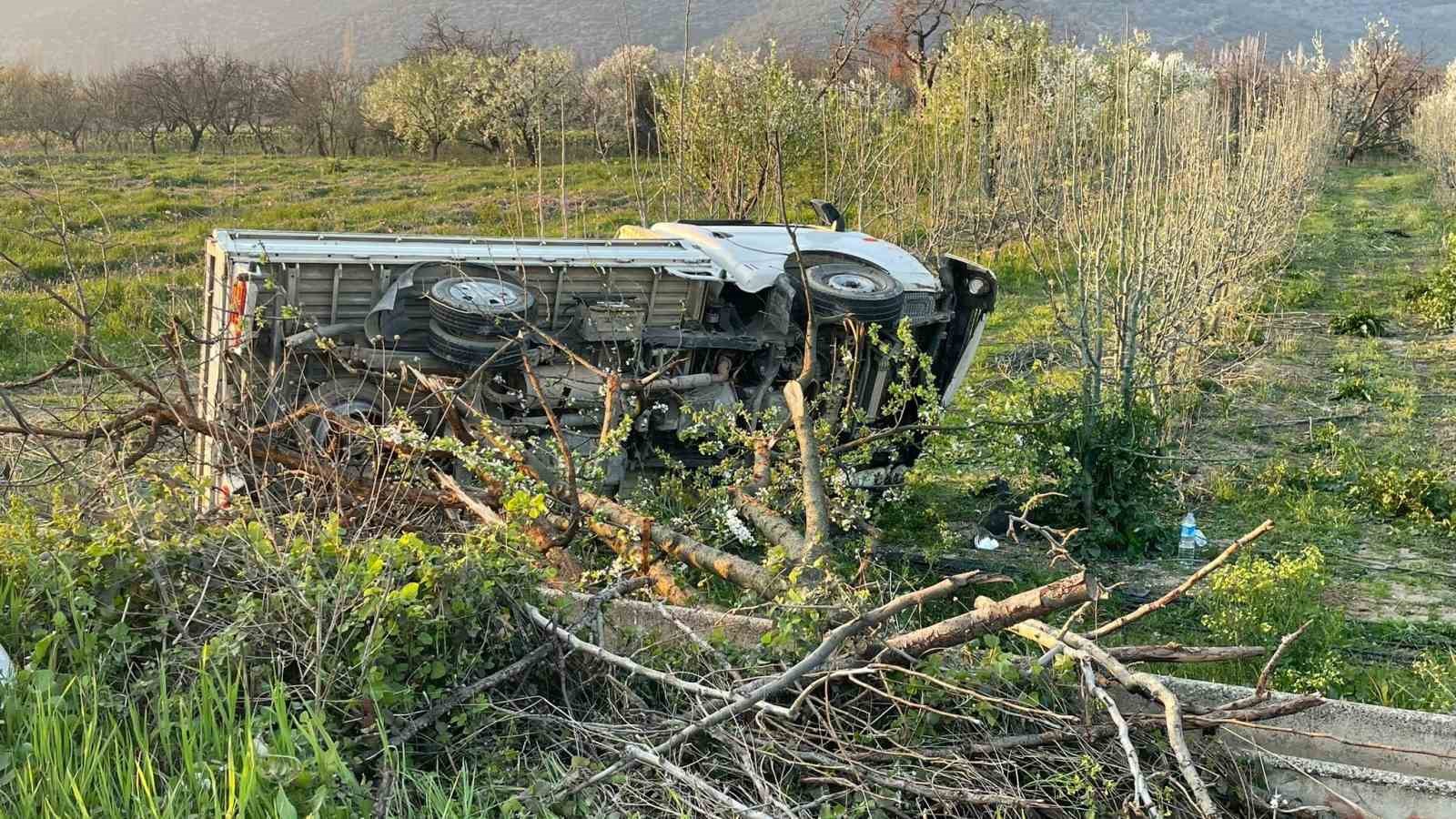 Bursa’da kontrolden çıkan kamyonet şarampole uçtu: 2 yaralı