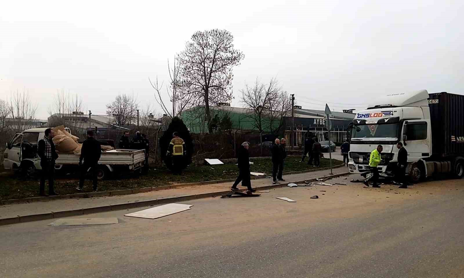 Tır ile kamyonet çarpıştı: 1 ağır yaralı