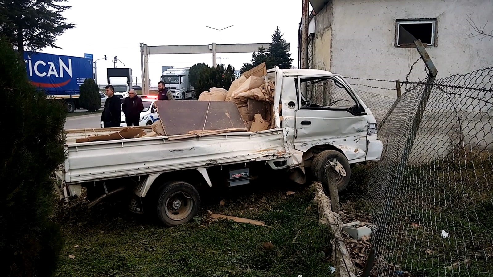 Tır ile kamyonet çarpıştı: 1 ağır yaralı