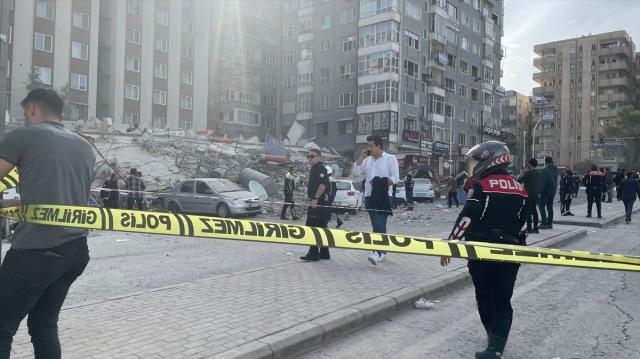 Son Dakika: Şanlıurfa'da depremde ağır hasar alan 7 katlı bina çöktü! Enkazda birilerinin olup olmadığı araştırılıyor