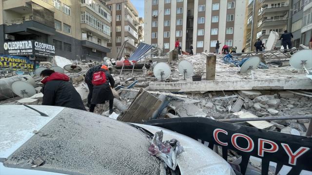 Son Dakika: Şanlıurfa'da depremde ağır hasar alan 7 katlı bina çöktü! Enkazda birilerinin olup olmadığı araştırılıyor